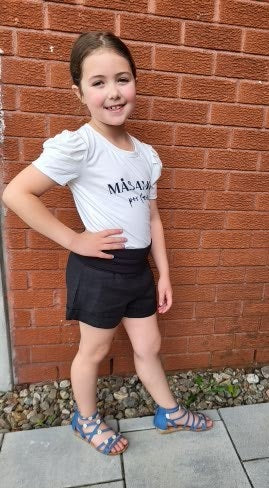 Girls white puff sleeve cotton "Mas Amor por favor" T-shirt and black linen shorts - Kids clothing