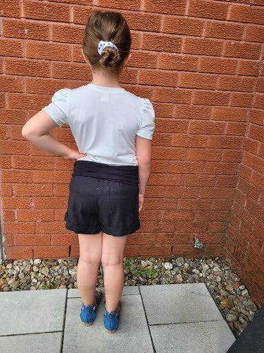 Girls white puff sleeve cotton "Mas Amor por favor" T-shirt and black linen shorts - Kids clothing